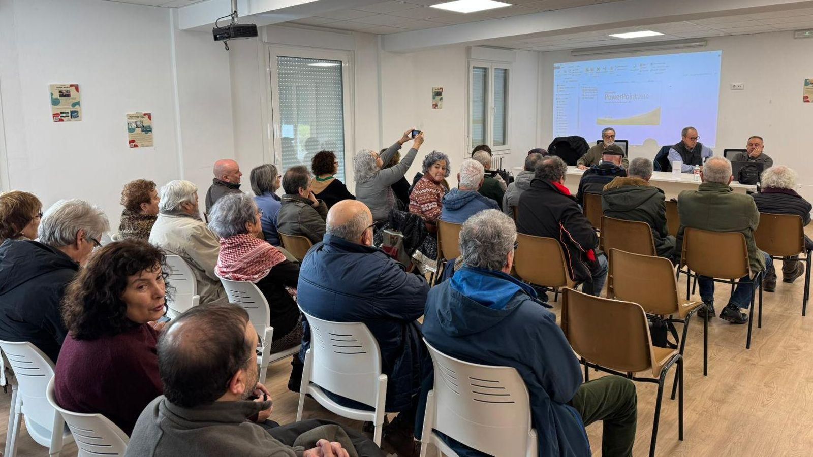 A sala polivalente do Concello encheuse para acoller os relatorios de Fernando Serrulla e Xulio Prada.