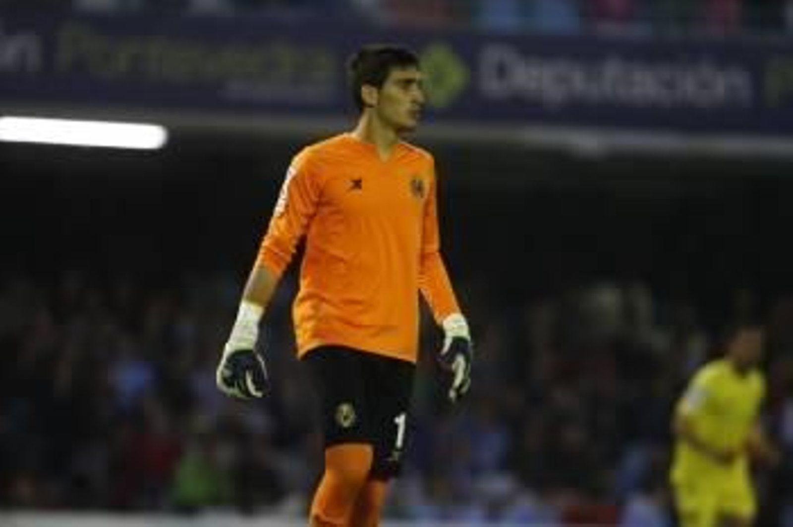Diego Mariño, portero del Villarreal y de la selección olímpica, durante un partido de su equipo en Balaídos. (Foto: J.V. LANDÍN)