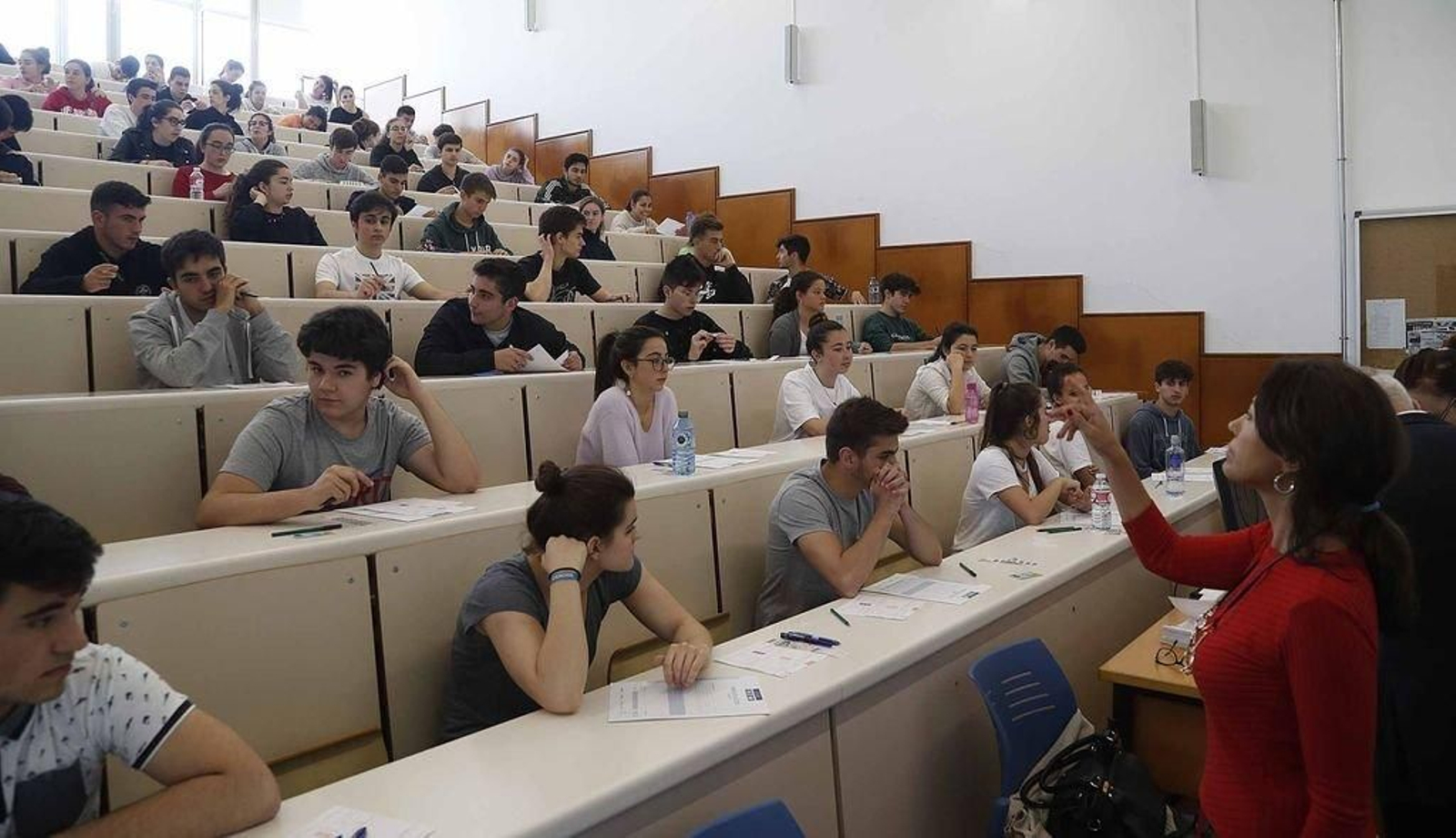 Estudiantes ante una prueba de la ABAU en la Facultad de Económicas de Vigo.