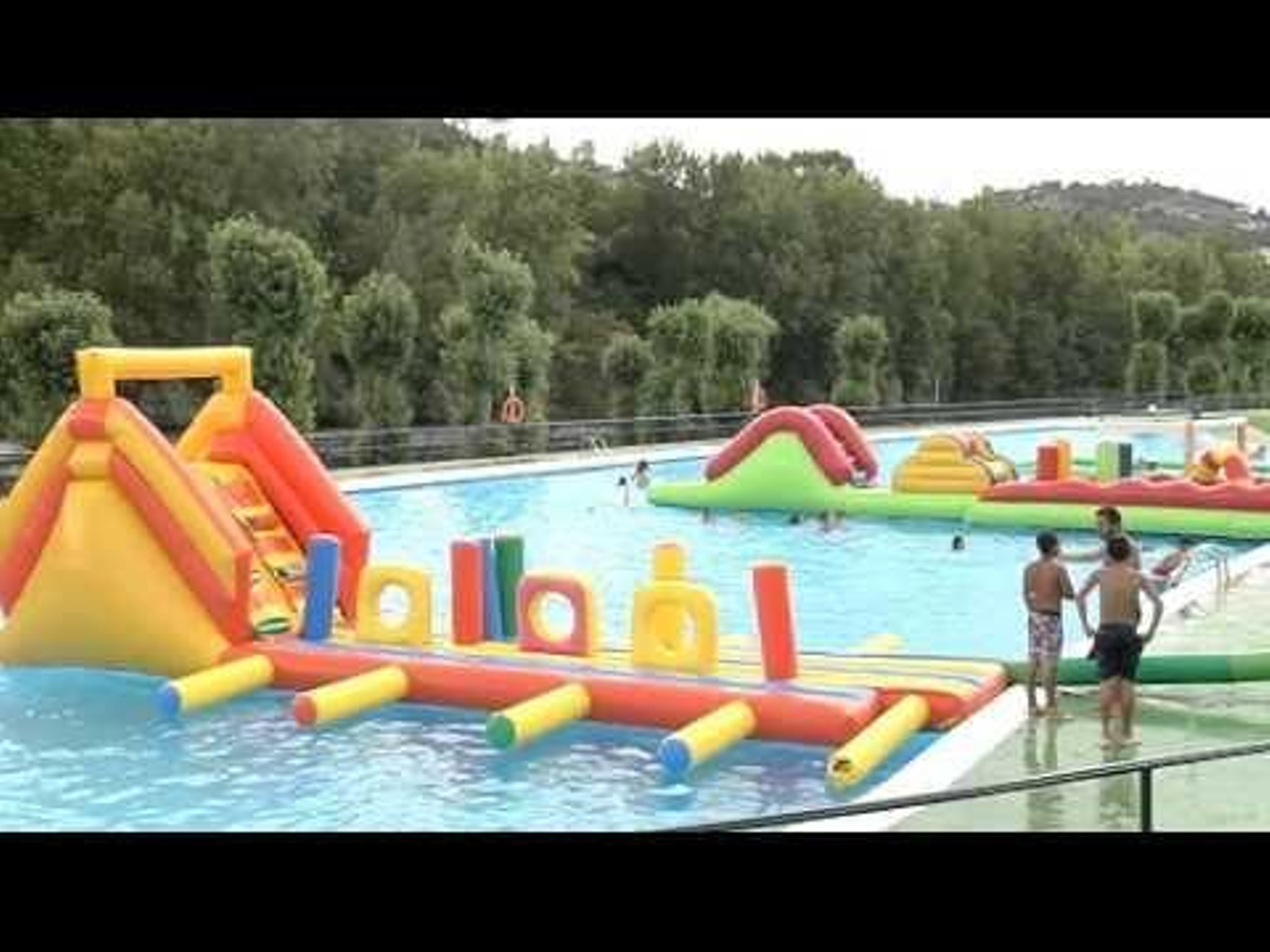 Fiesta infantil acuática en las piscinas de Oira