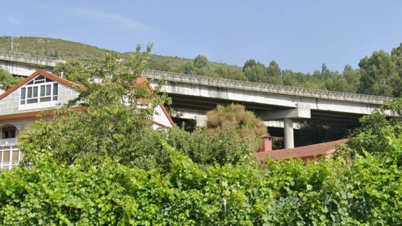 El viaducto de la A-52 desde el que cayó el hombre en el accidente de tráfico mortal
