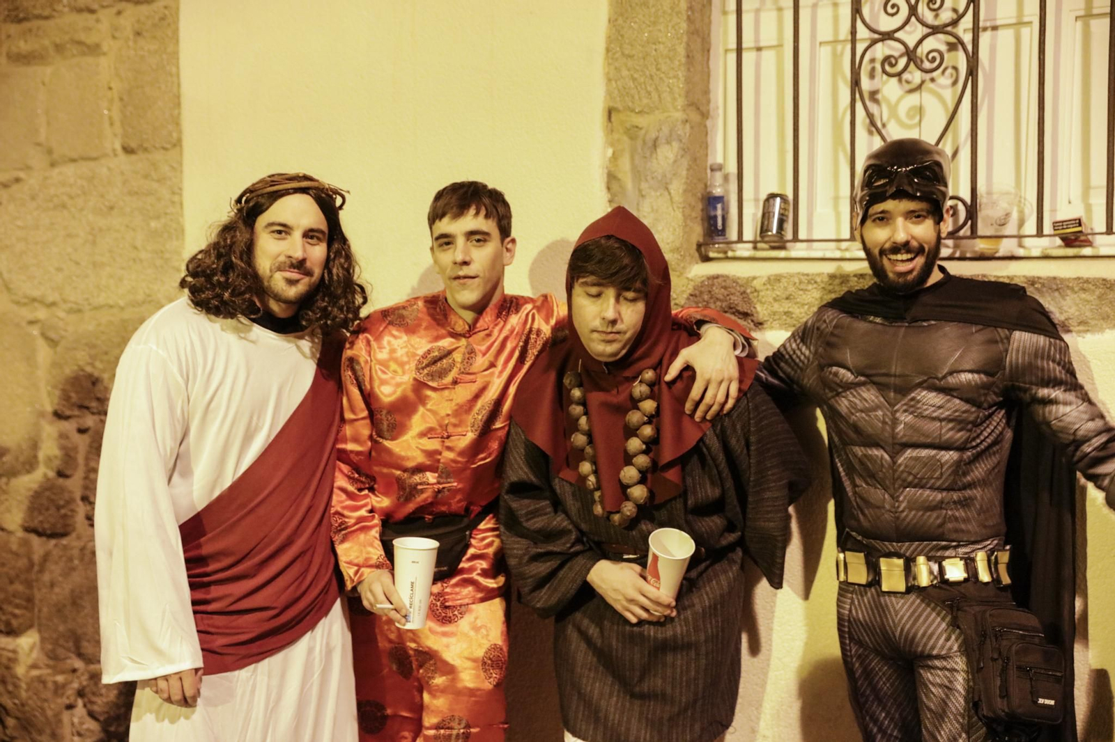 Galería | La ciudad respira Entroido en todas sus calles a la espera del desfile