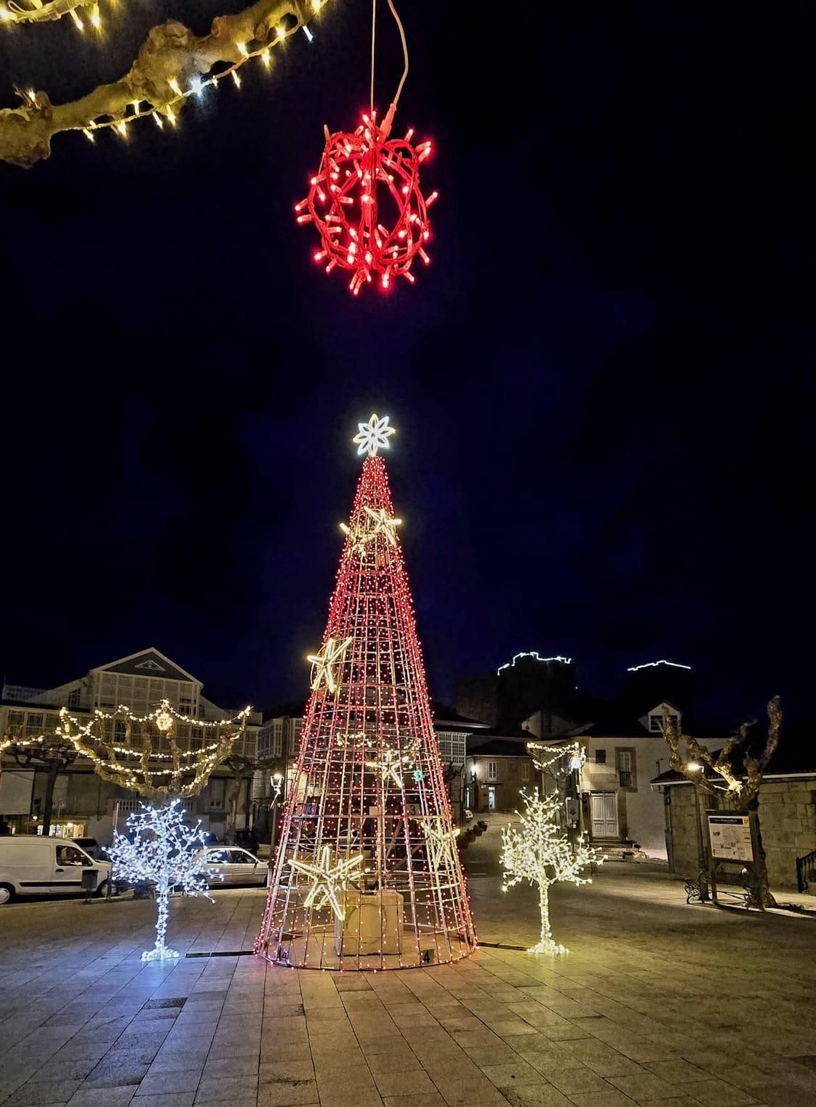Galería | Castro Caldelas teje la Navidad punto a punto