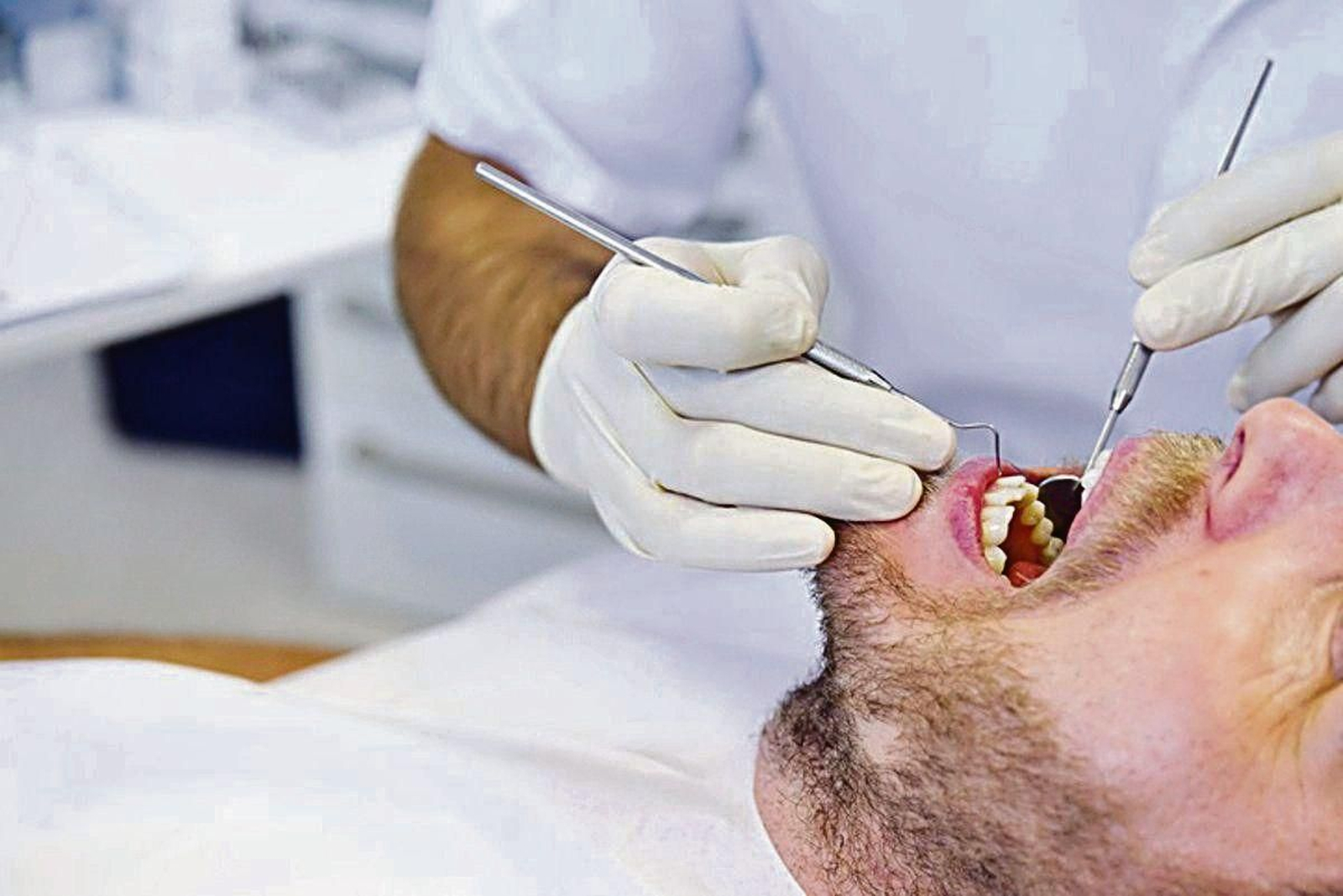 Un hombre recibe tratamiento en el dentista.