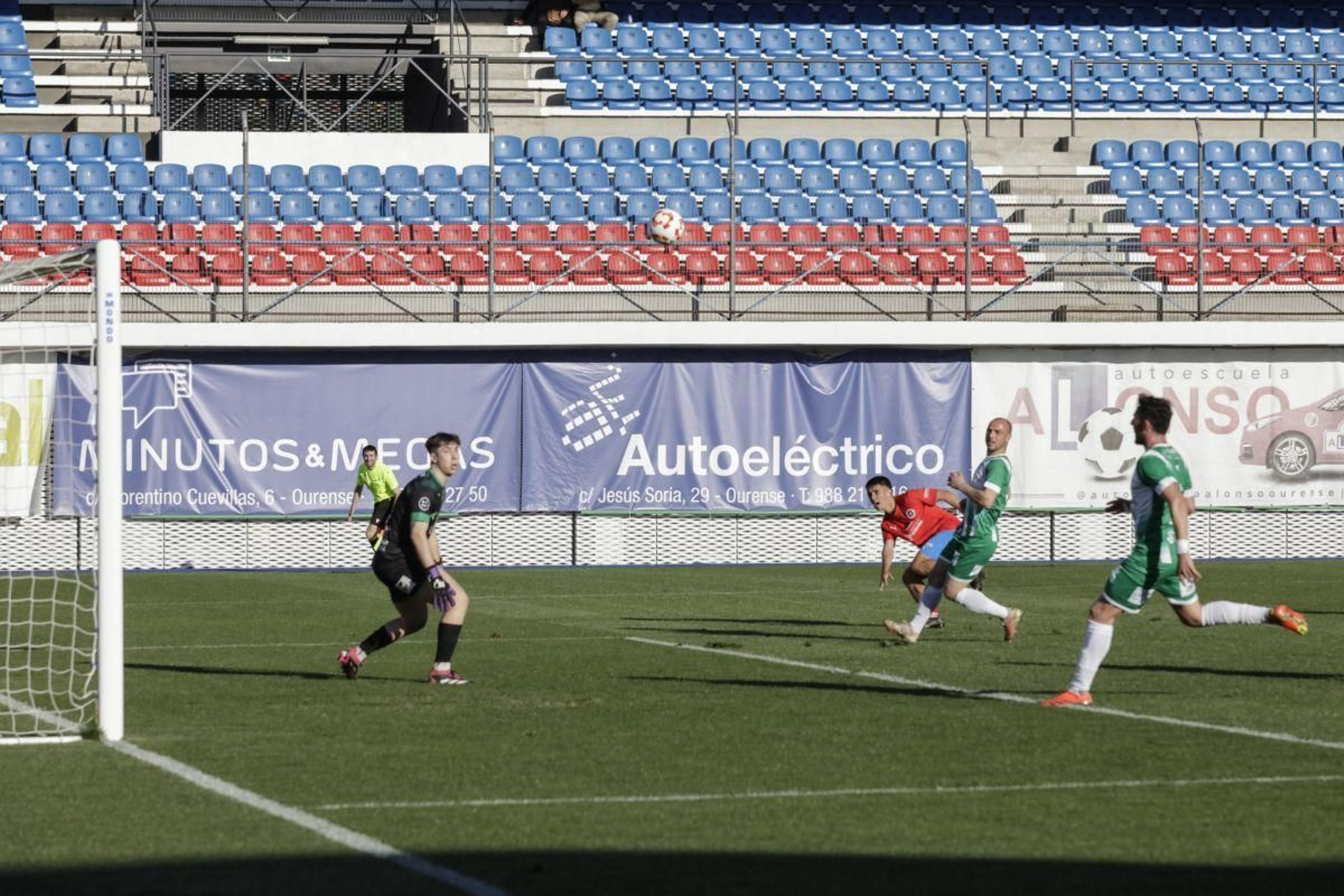 Osián, que lo intentó sin mucho acierto, tuvo una de las ocasiones más claras, pero su remate dentro del área se fue alto.