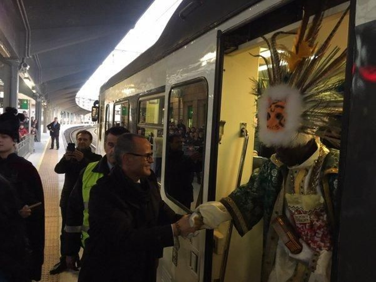 El alcalde recibe a Baltasar en la estación.