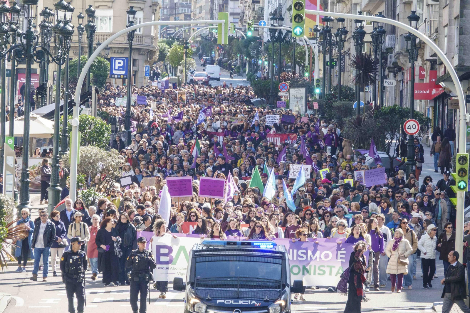 Galería | Las calles de Vigo se pintan de morado por el Día Internacional de la Mujer