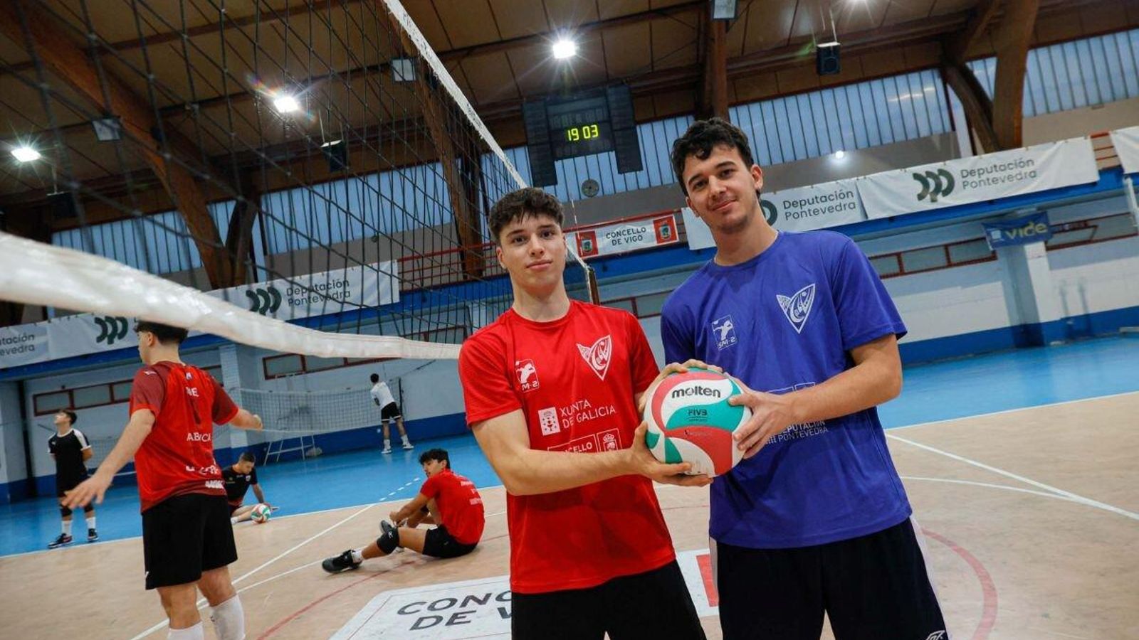 Miguel Surís e Iván Sienes posan ayer en el pabellón de Coia antes del entrenamiento del Club Vigo.
