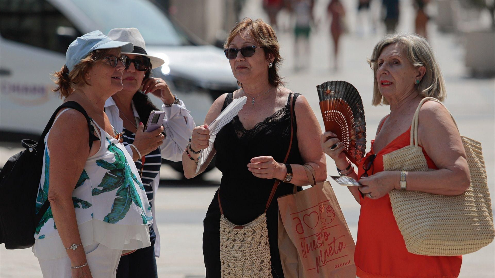 Varias mujeres abanicándose en Vigo.
