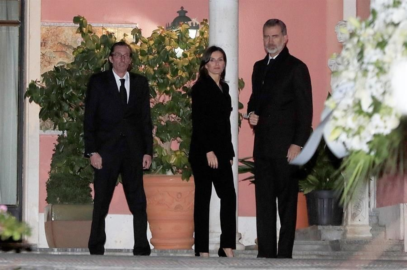 Los reyes de España Felipe (d) y Letizia, a su llegada a la capilla ardiente de la infanta Pilar de Borbón
