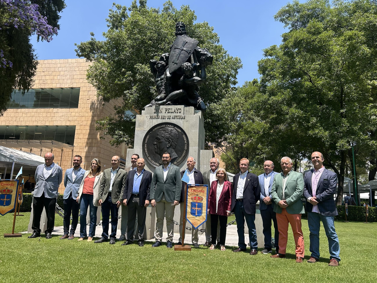 El presidente ante la estatua de Pelayo
