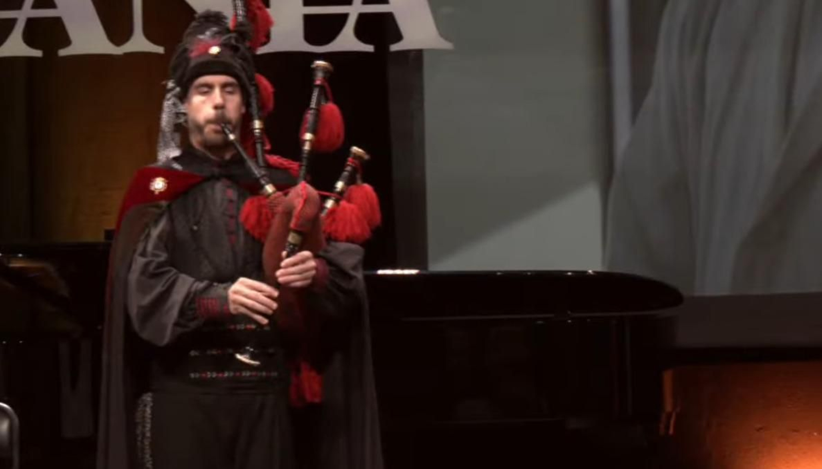 Galería | Ceremonia de entrega del Premio Ourensanía 2025 al doctor Rafael López, en imágenes