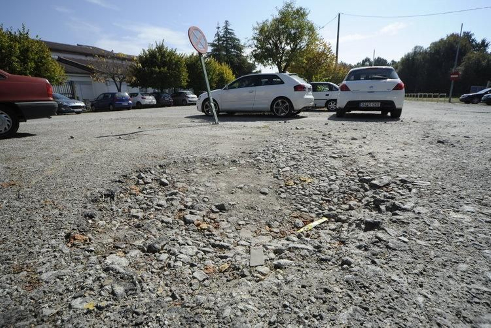 Los baches a la entrada del colegio Calvo Sotelo de O Carballiño.