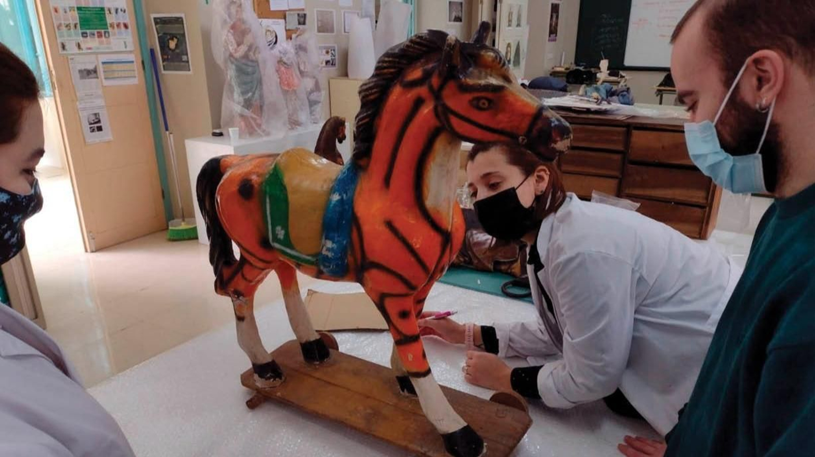 Uno de los caballitos de madera del Museo do Xoguete de Allariz, restaurándose en la Escola Superior de Conservación de Galicia.