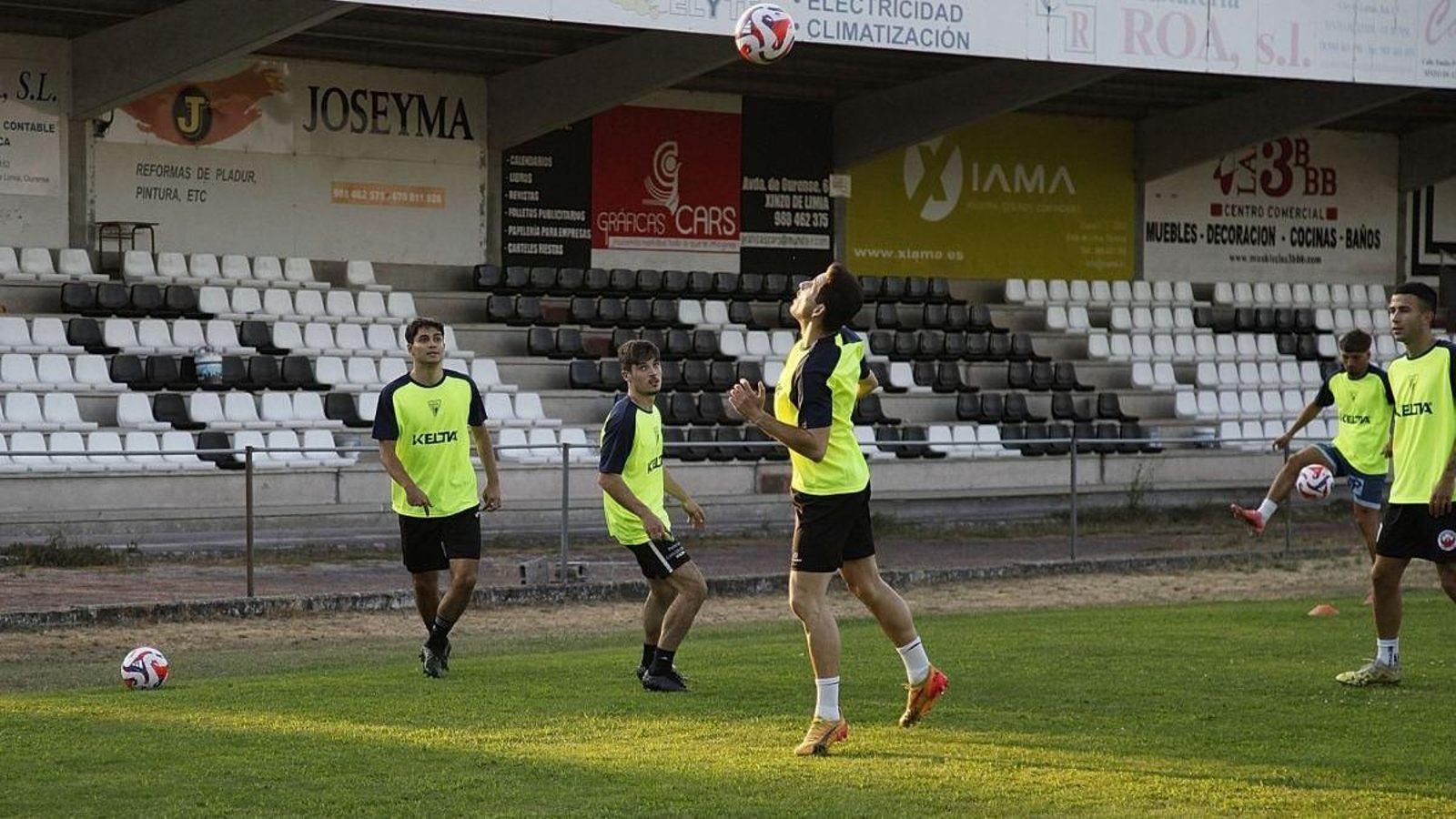 Entrenamiento del Antela en el campo de A Moreira.