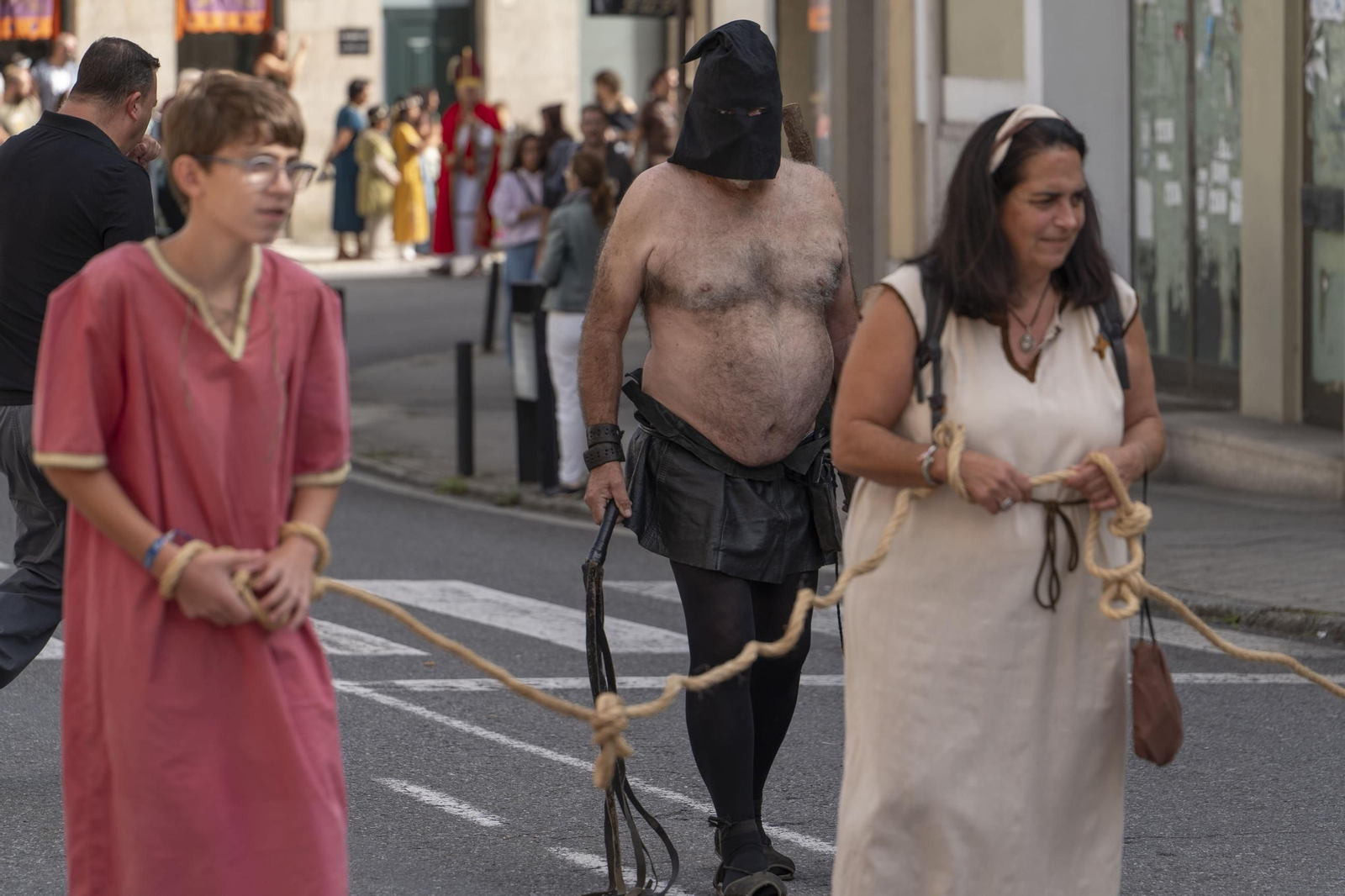 Galería | Reyes, clero, doncellas y caballeros desfilan por las calles de Ribadavia en la Festa da Istoria