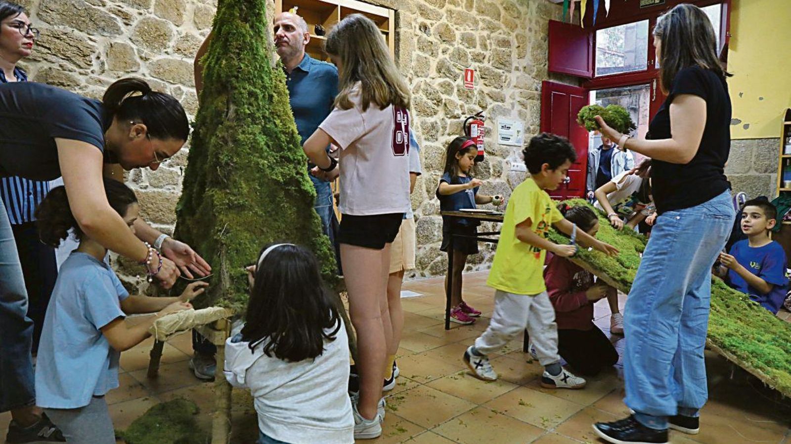 Padres y niños con su maio en la Asociación de Vecinos Casco Vello.