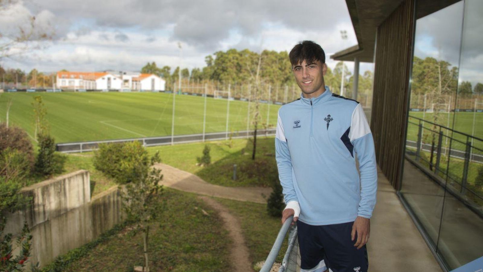 El canterano Javi Rodríguez se ha asentado en el primer equipo y ha renovado su contrato hasta 2028.
