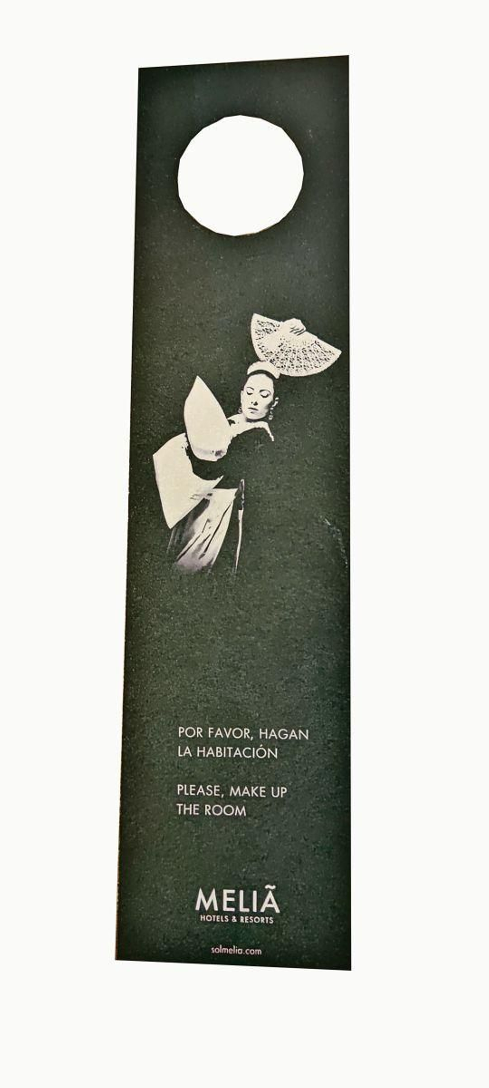 Camarera de Melia con abanico incluído.