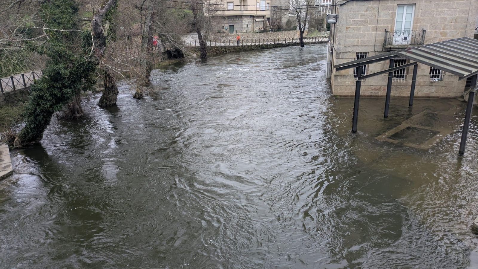 El río a su paso por Baños de Molgas con un caudal elevado.