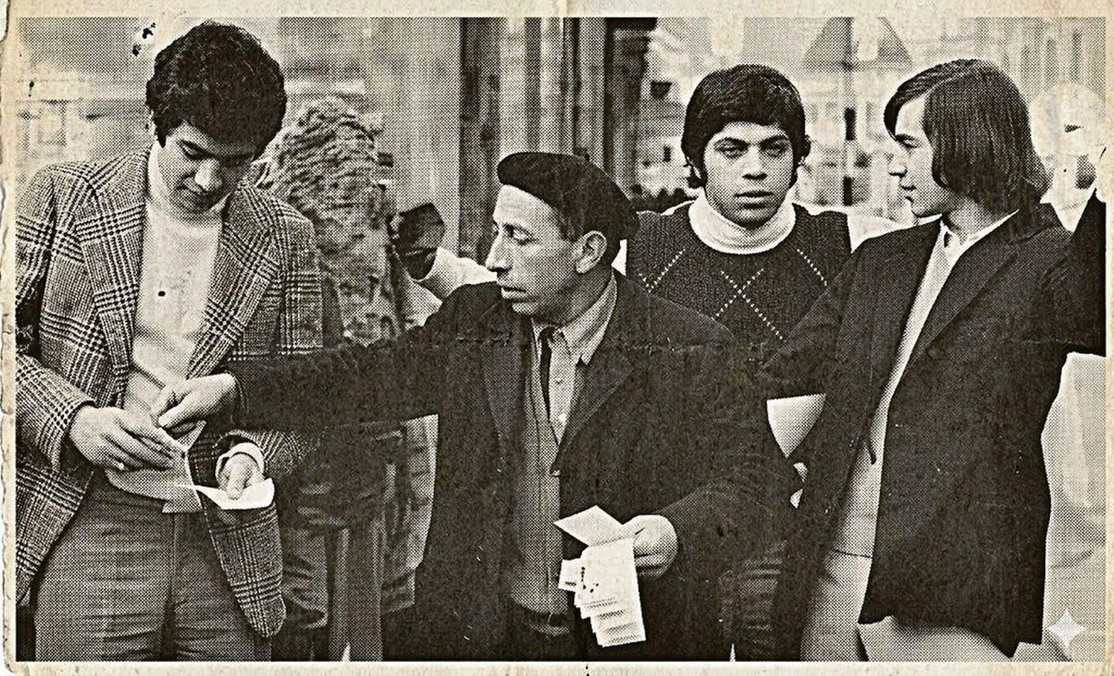 Severino Pintos Salgado, en la calle del Paseo despachando entradas del Couto. Los vinos, la Regidora, el Coralín, el Recaredo, el Miño… eran otros locales donde encontrarlo (1978).