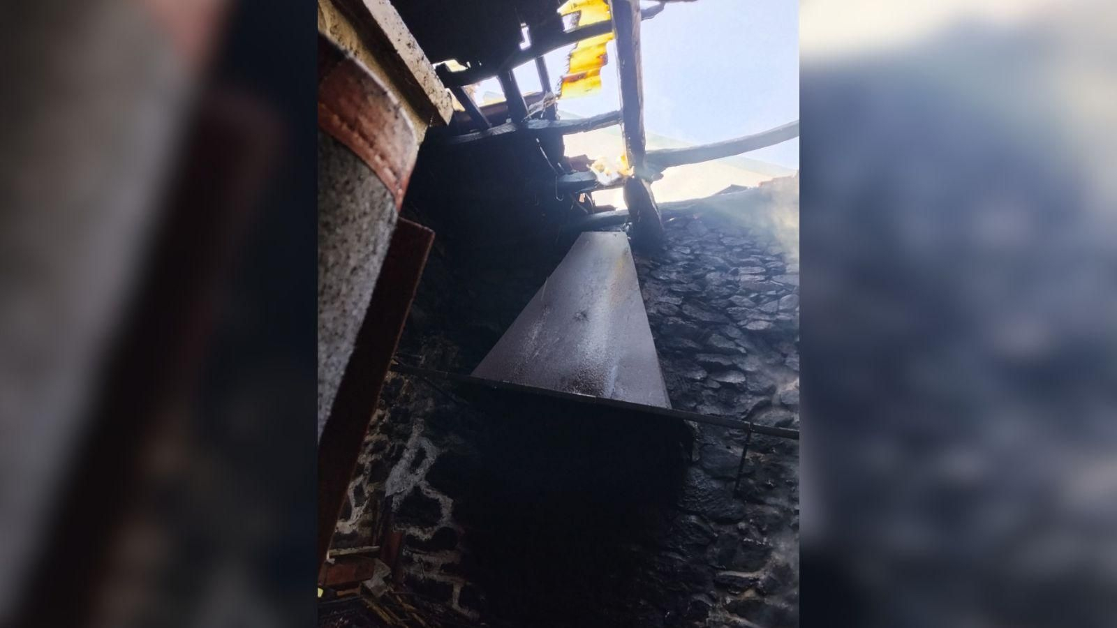 El fuego inciado en el techo que movilizó un amplio despliegue en Esgos.