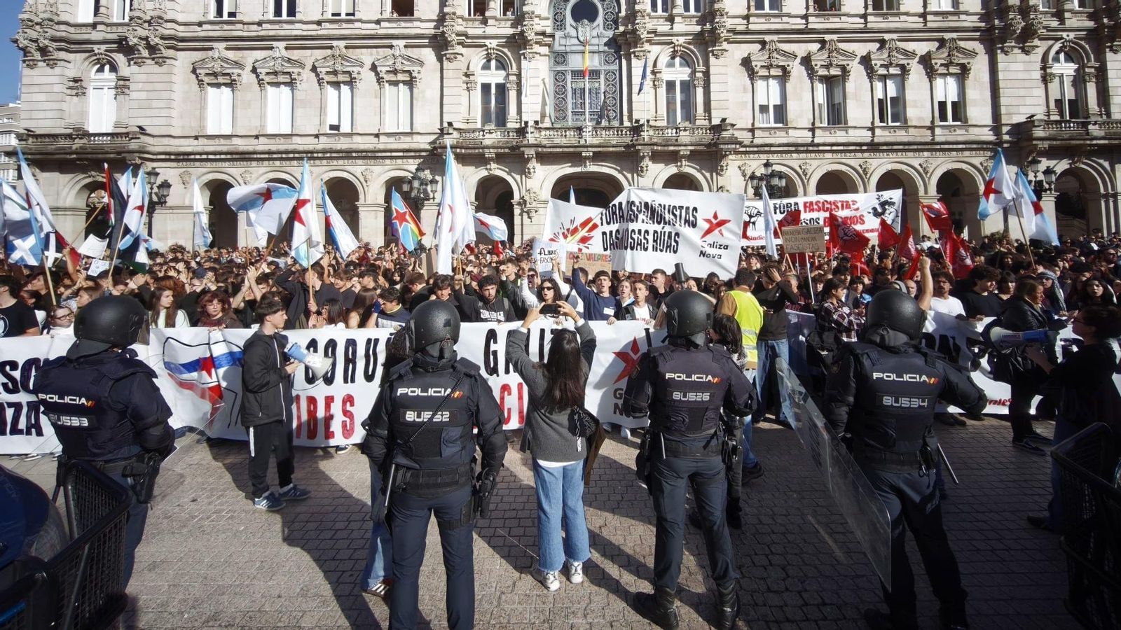 Agentes frente a los manifestantes en A Coruña.
