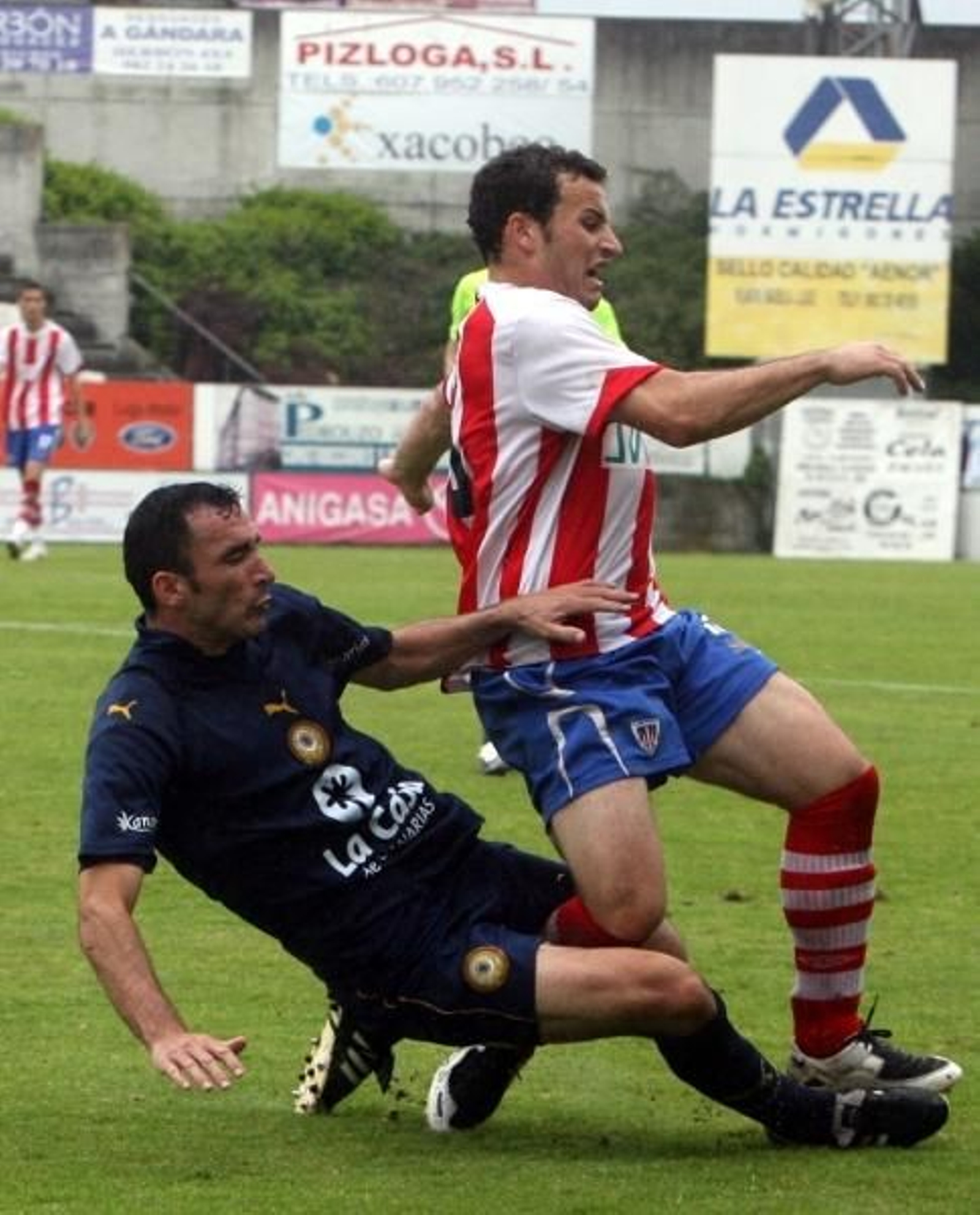 Sergio Arias sufre una entrada de un jugador del Universidad de Las Palmas. foto: el progreso