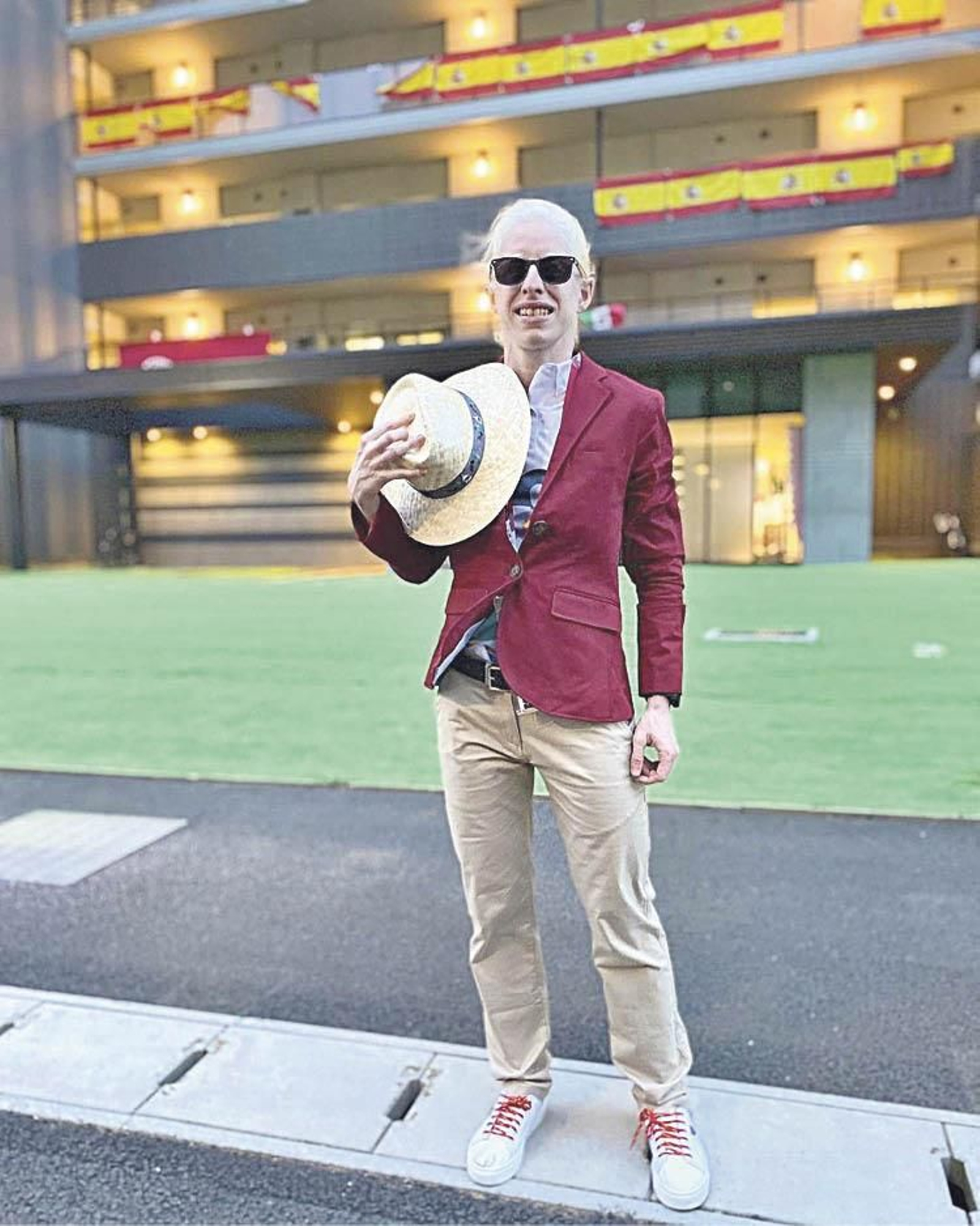 Susana Rodríguez realiza una fotografía en el exterior del estadio