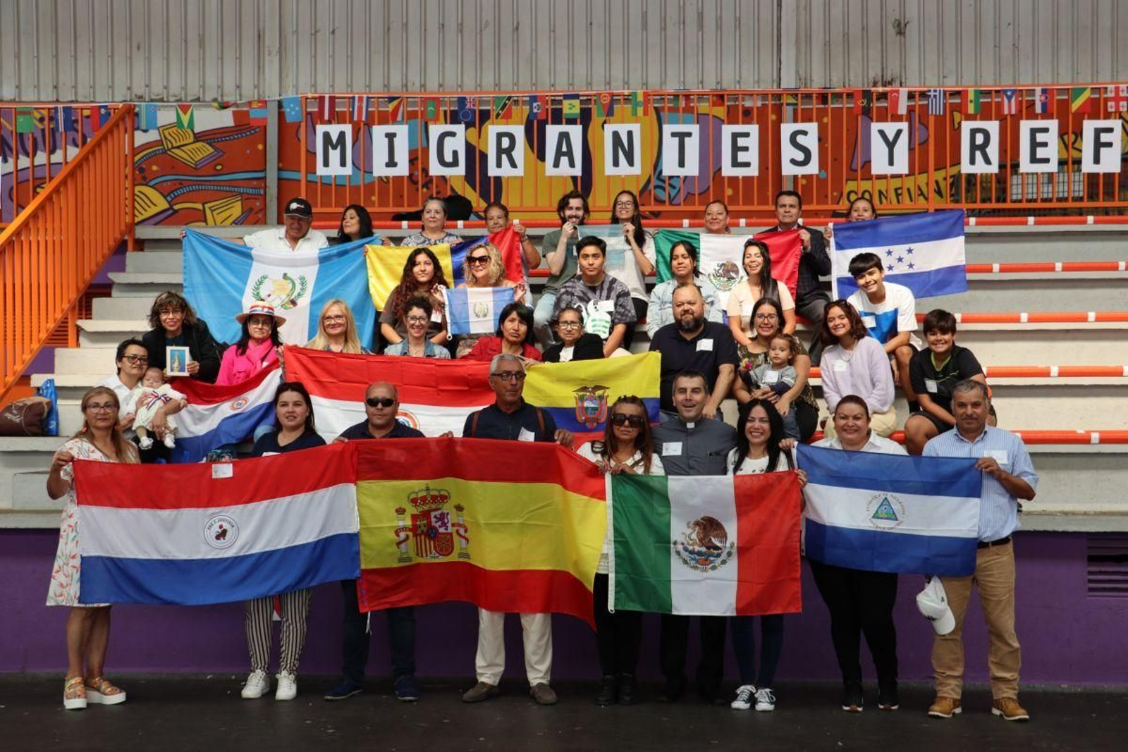 Migrantes de varios países, ayer, en Santo Tomé de Freixeiro.