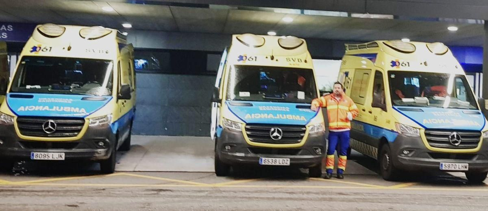 Iván Fernández, ayer en el exterior del Álvaro Cunqueiro después de una larga jornada.