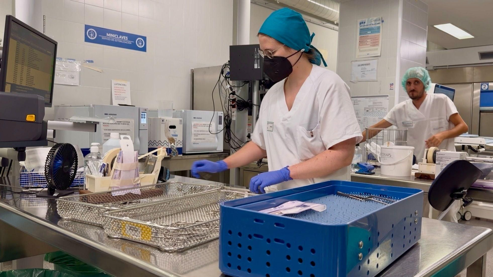 Trabajadora de la Central de Esterilización del CHUO, en imagen proporcionada por el hospital a 8 de agosto de 2026.