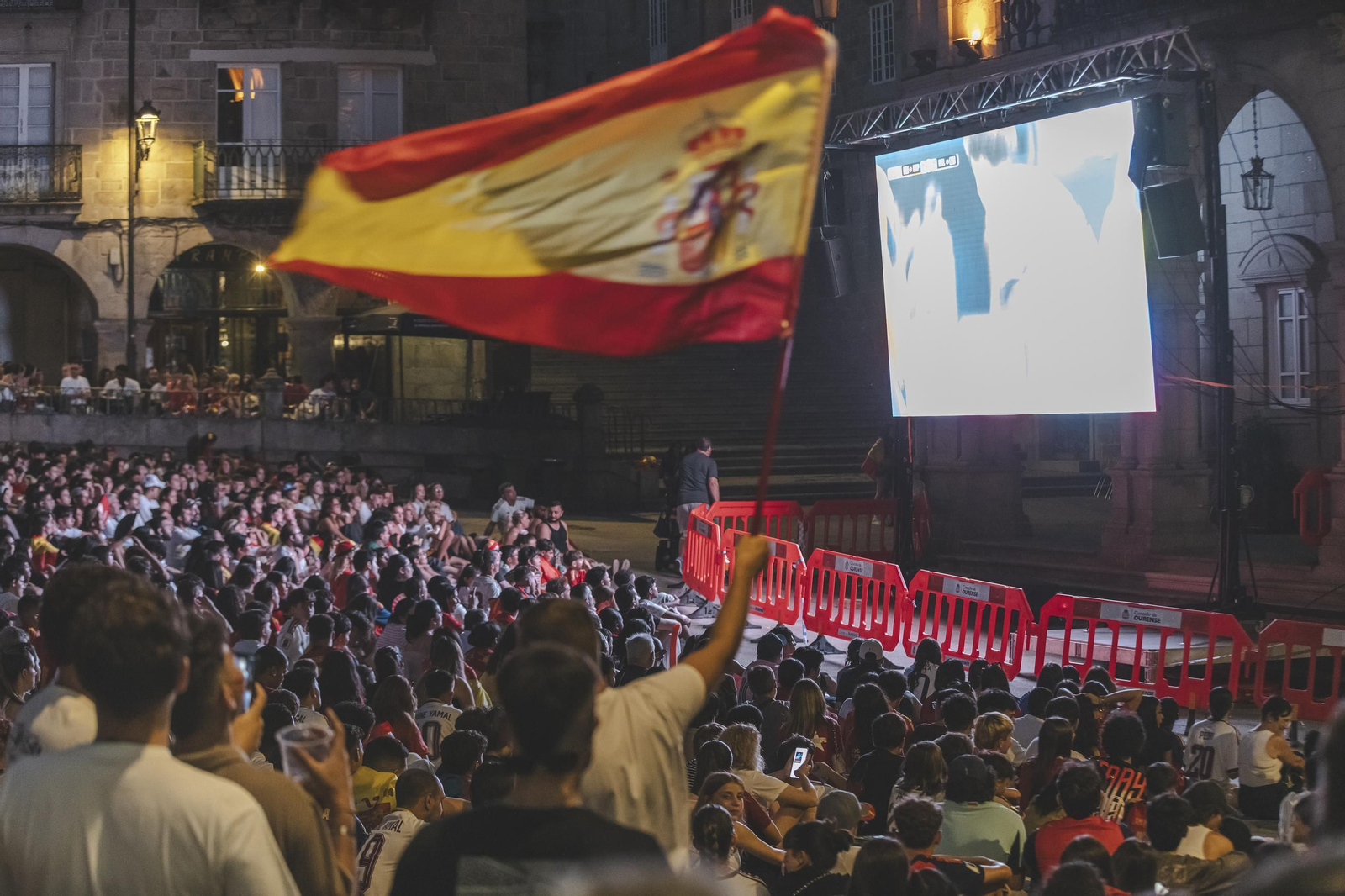 Galería | Camisetas, banderas y las calles de Ourense llenas de emoción por ver a España jugar los cuartos de final, en fotos