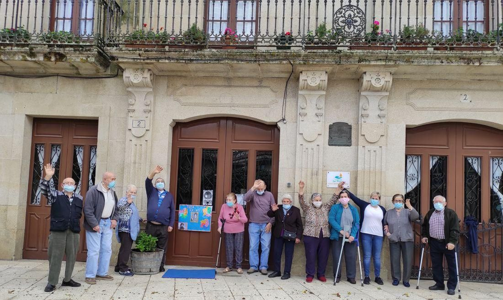 Os usuarios da residencia Casa Grande de Maside elaboraron un mural sobre Xela Arias.