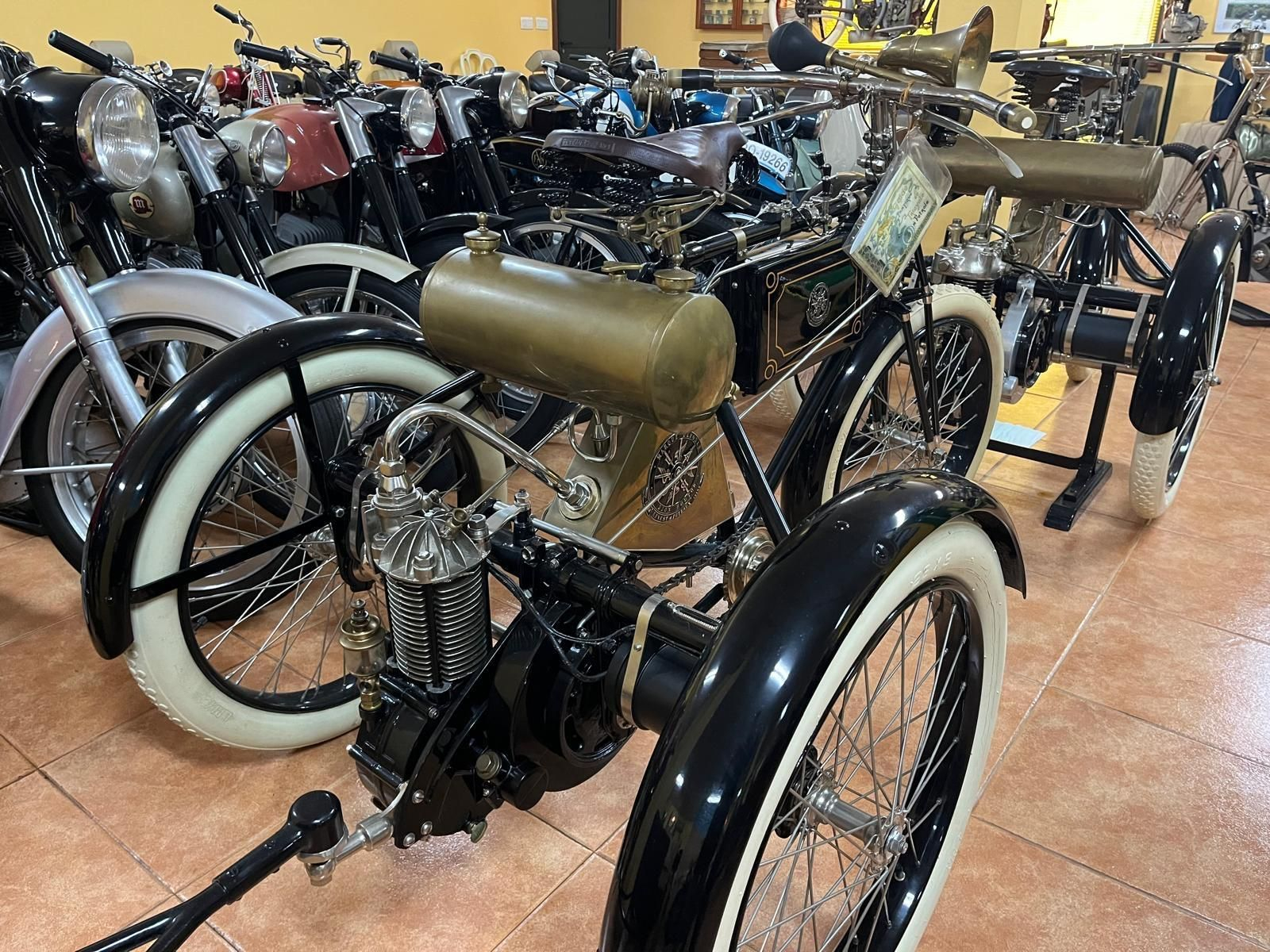 Galería | Un colección de privada y única de casi 200 motos clásicas