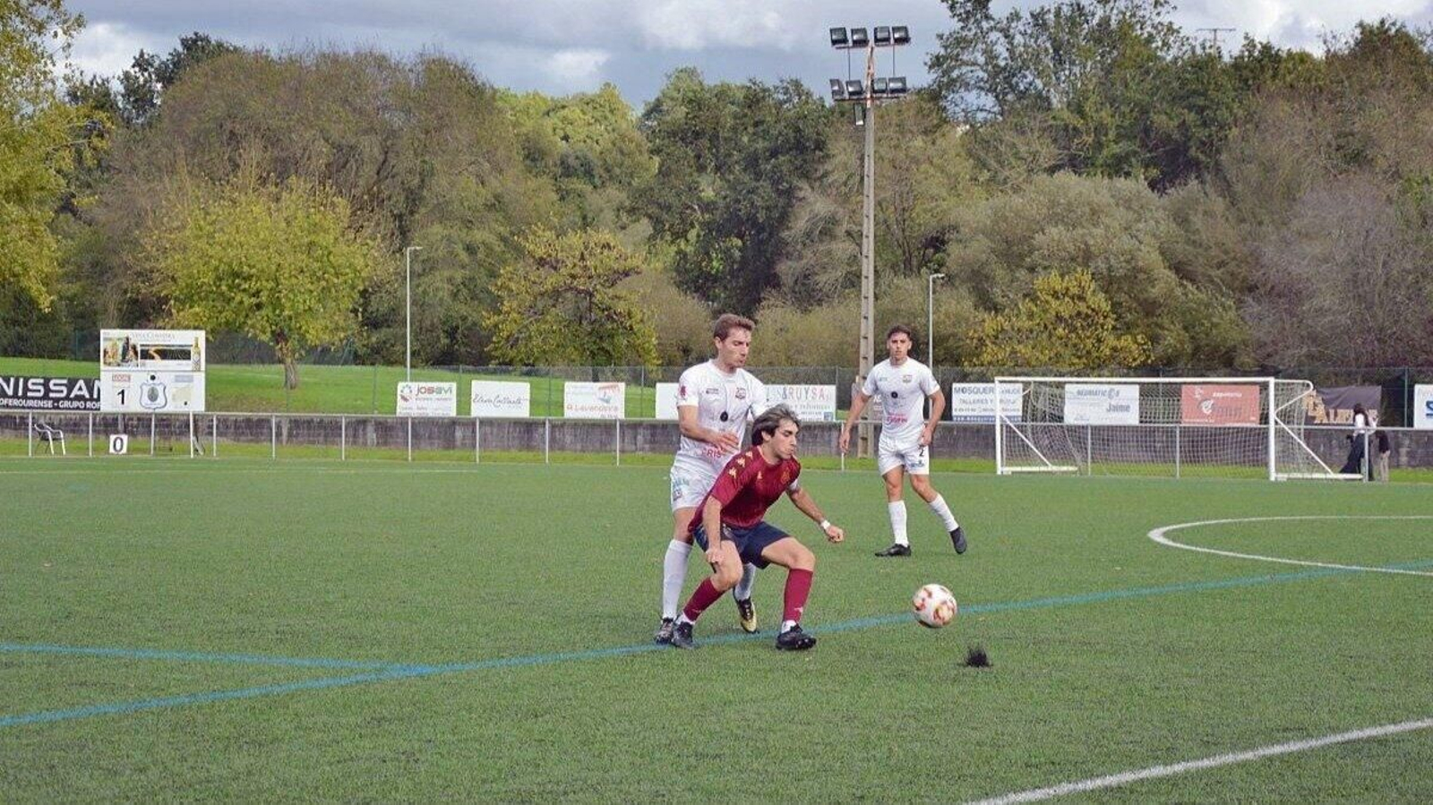 Iago Quintairos, defensa del Atlético Arnoia, presiona a un delantero del Pontevedra B. | Foto: Zeus Álvarez