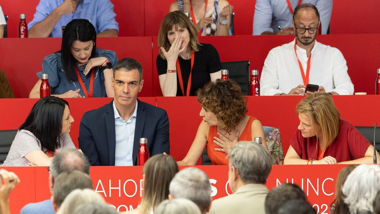 El presidente del Gobierno Pedro Sánchez, la vicesecretaria general, María Jesús Montero (2d), la secretaria de organización, Rebeca Torró Soler (i), y la secretaria de Igualdad, Pilar Bernabé García (d) durante la reunión del Comité Federal del PSOE, en la sede nacional de la calle Ferraz, a 27 de junio de 2026, en Madrid.