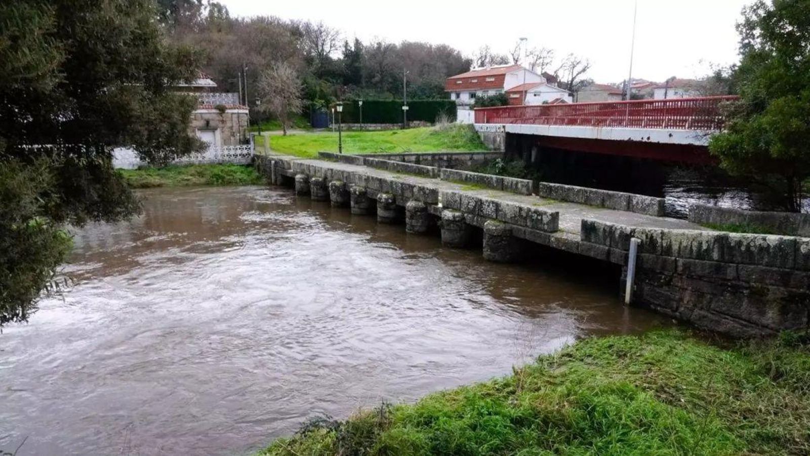 En la desembocadura del Lagares, el puente dos Muíños y las salinas solo permitirán actuaciones de conservación, protección e investigación. Su entorno húmedo está considerado de interés ambiental