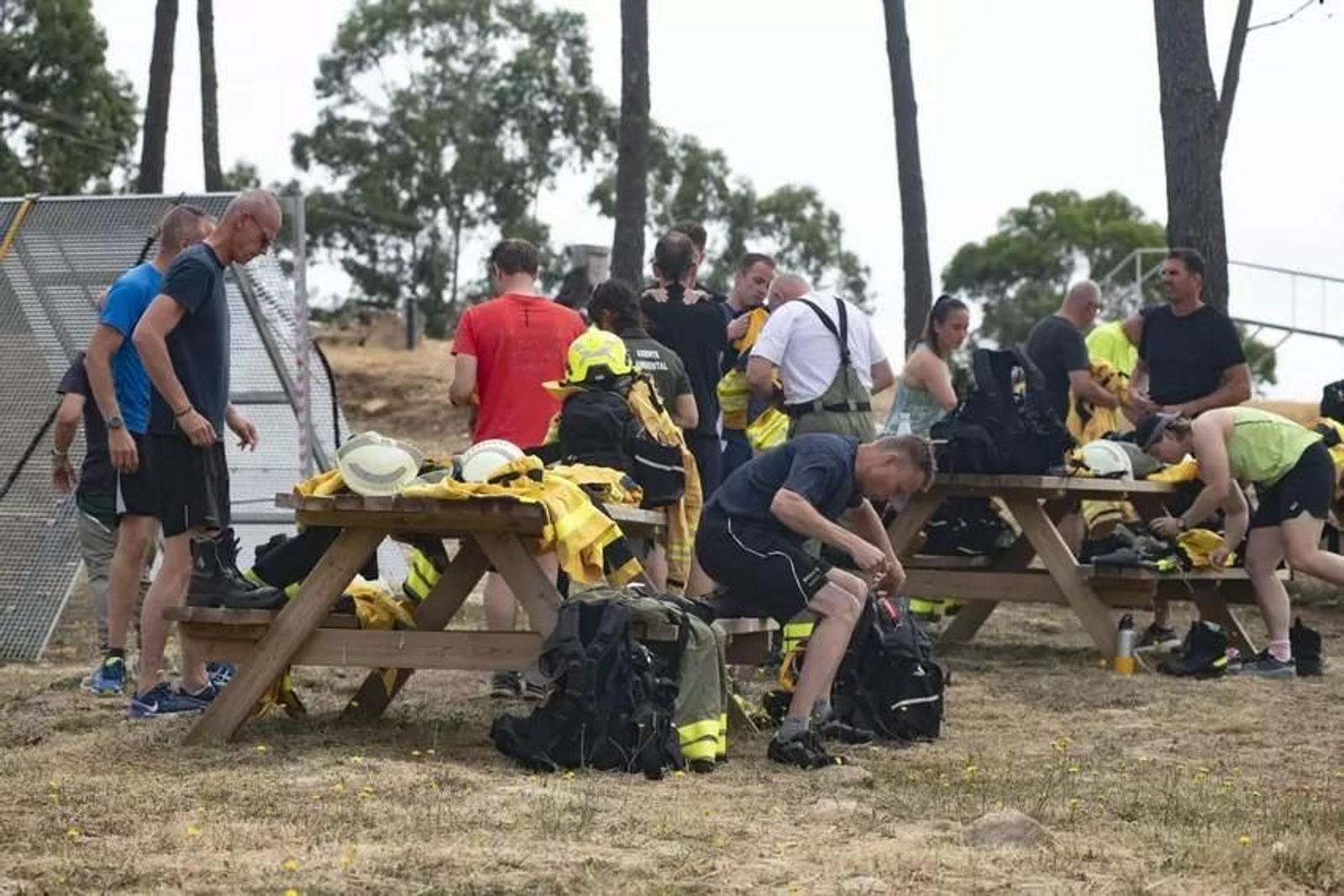 Bomberos de Países Bajos durante su formación en Toén en julio de 2025