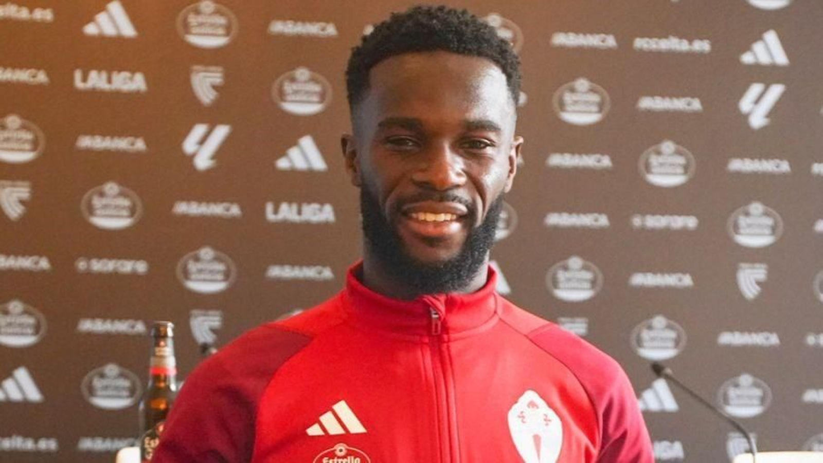 Jo Bamba posa con la camiseta en su presentación como jugador del Celta.