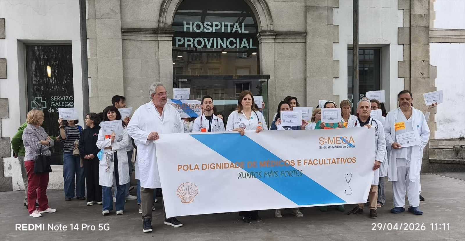 Concentración de personal facultativo ayer frente al Hospital Provincial.