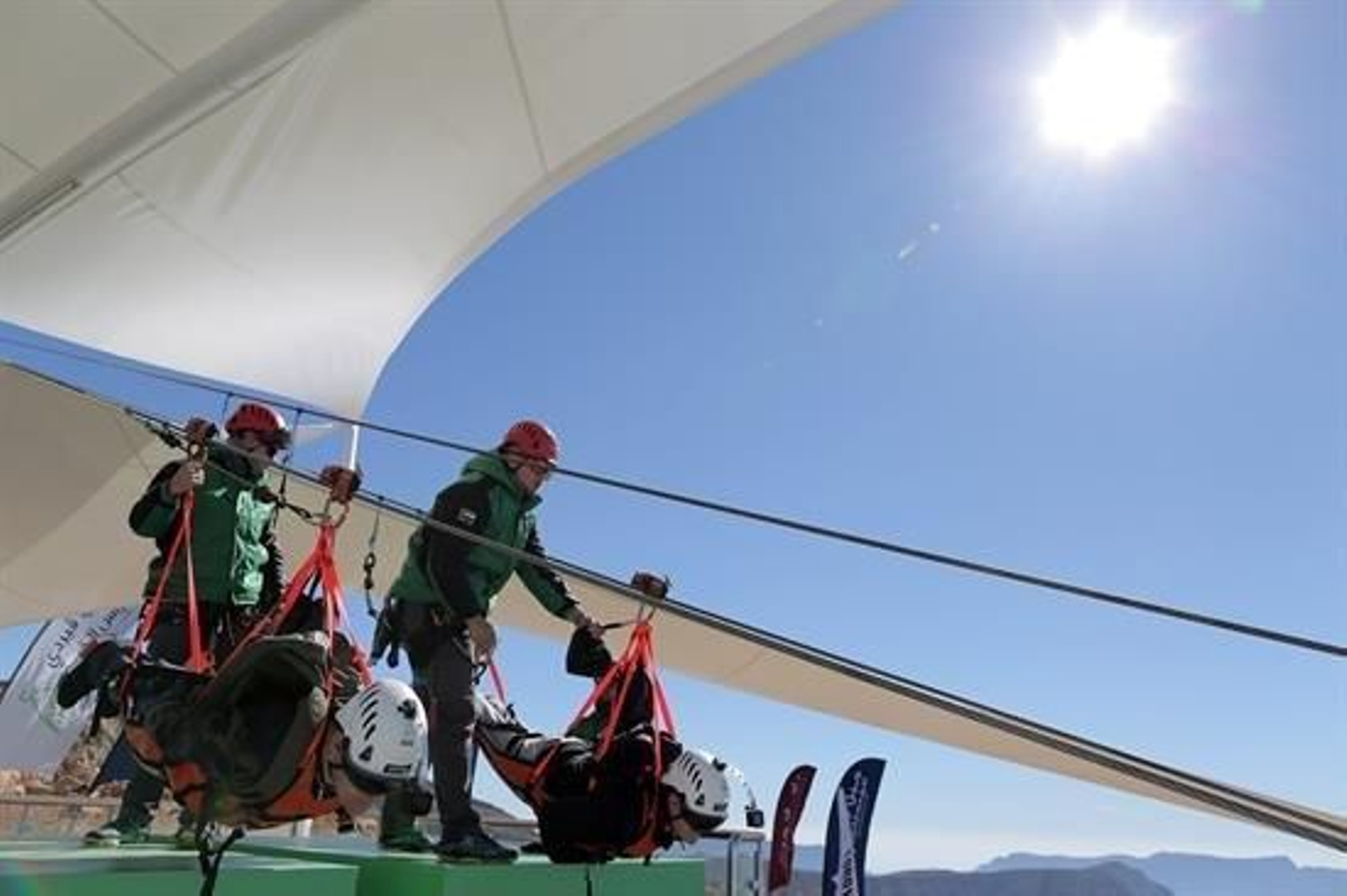 Amantes de la adrenalina a punto de disfrutar de un viaje en la tirolina más larga del mundo en la montaña Jebel Jais en Ras al-Khaimah.