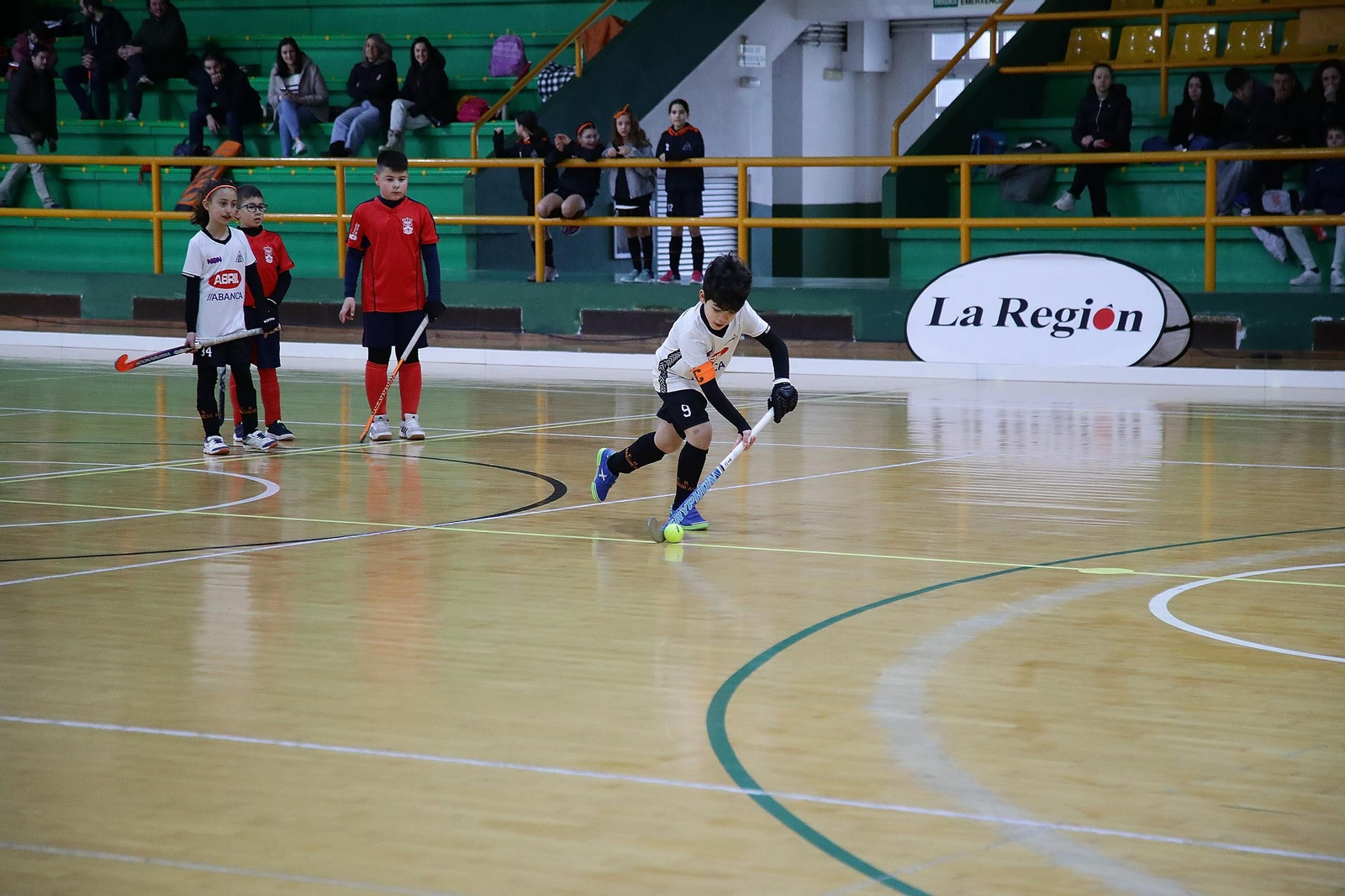 Galería | La cantera del hockey sala ourensano disfruta de una jornada de competición con +Deporte La Región