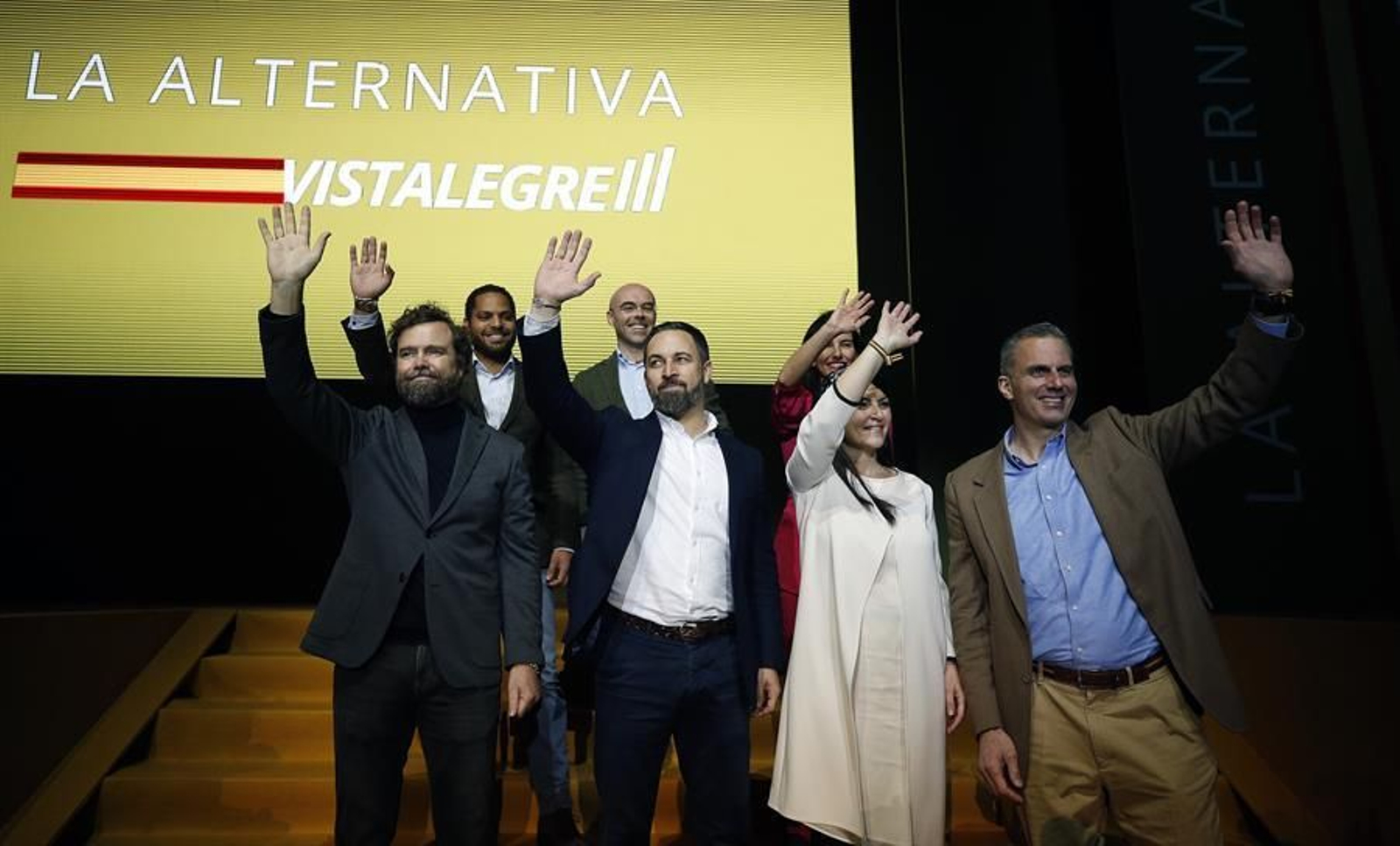 El líder de Vox, Santiago Abascal (c) junto con su secretario general Javier Ortega Smith (d), el europarlamentario Jorge Buxadé Villalba (3i), Iván Espinosa de los Monteros (i), Rocío Monaterio (3d), Macarena Olona Choclán (2d) e Ignacio Garriga (2i) durante la asamblea general