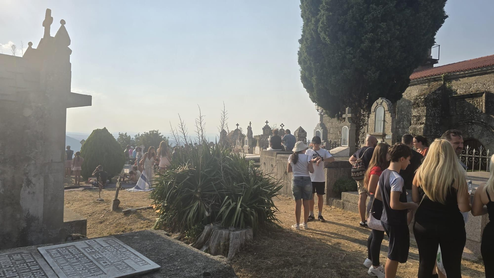 Galería | Un cementerio para mirar al cielo: un silencioso mirador para el eclipse total solar