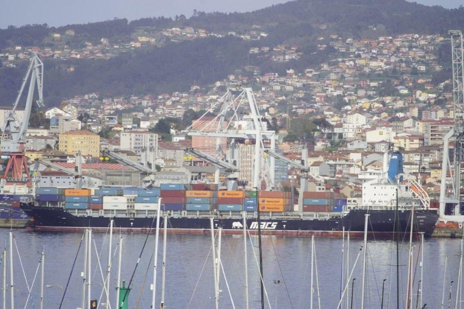 Uno de los portacontenedores que ayer operaron en el muelle de Guixar, a plena ocupación.