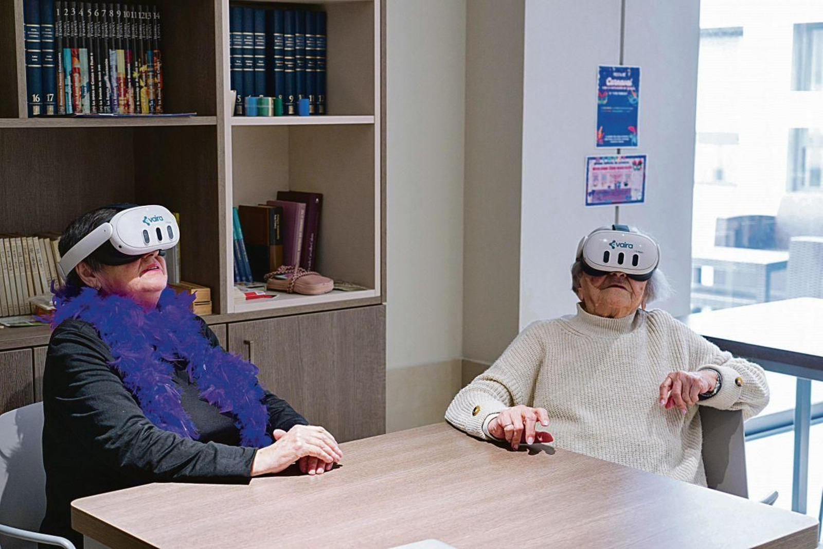 Dos usuarias de un centro Domusvi en Vigo probando las gafas de realidad virtual.