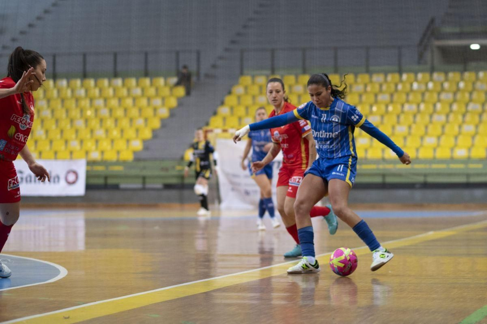 Ju Pedreira, del Ourense Ontime, con la pelota.