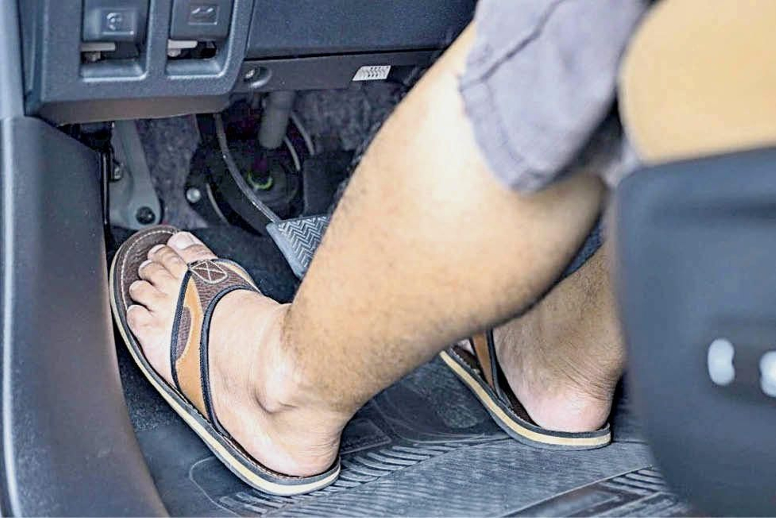 Es recomendable conducir con un calzado cómodo, pero que permita la libertad de movimientos.