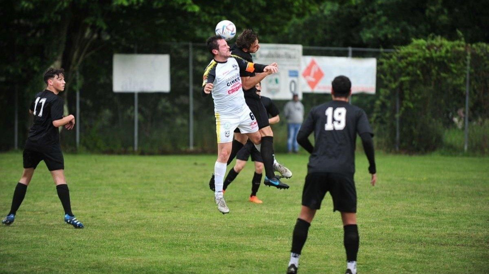 El centrocampista Rubén Lamelas lucha por un balón cuando era el capitán del Arnoia. (Foto: José Paz)